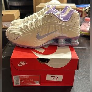 Brand new Nike Shox R4 Soft Pearl size 6.5y/8 women
